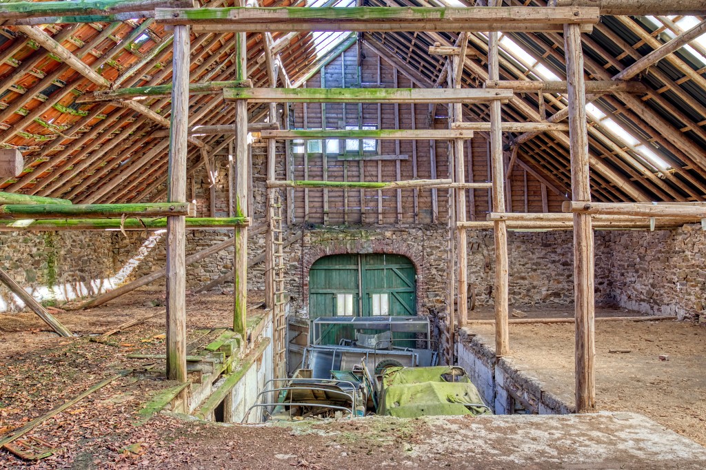 HDR urbex belgie belgique trash oldtimer Indiana Jones Farm ferme land rover rovers landrover landrovers defender defenders abandoned decay boerderij verlaten